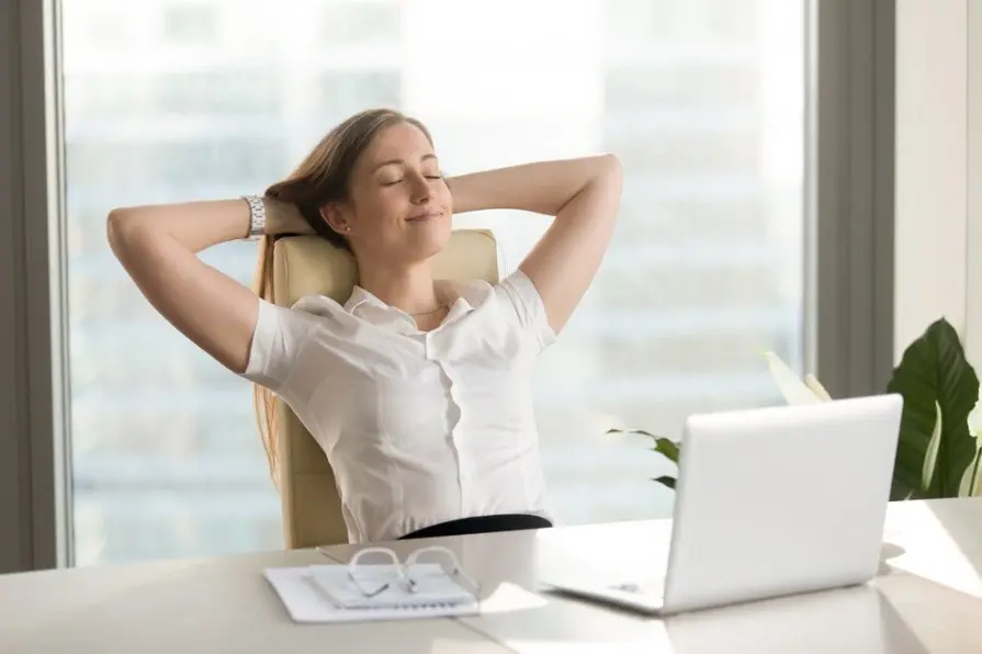 Prendre des pauses régulières si vous travaillez devant un écran