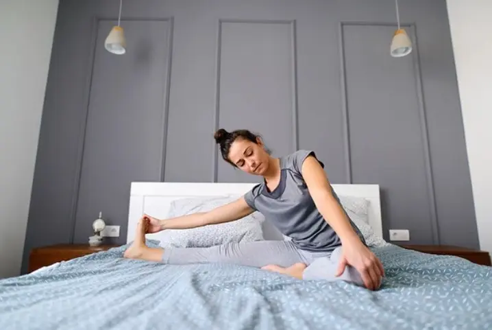 Étirements des jambes douloureuses avant le coucher