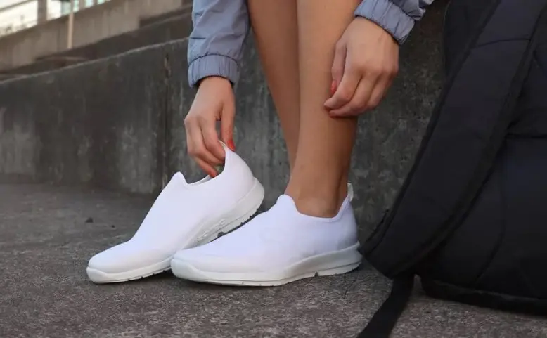 porter des chaussures adaptées pour éviter les douleurs aux jambes
