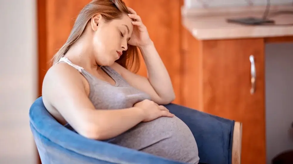 la carence en fer cause une fatigue extrême chez une femme enceinte