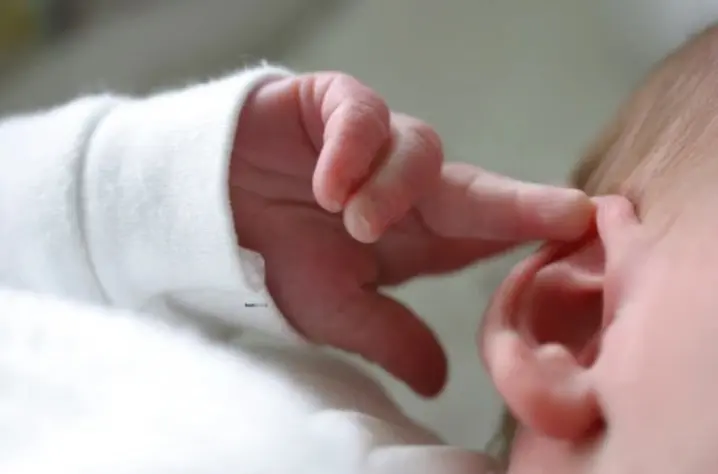 bébé entrain de Pleurer de façon inhabituelle et de se frotter l'oreille