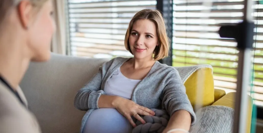 une femme enceinte qui se fait injecter unr perfusion de fer pour traiter l'anémie de grossesse