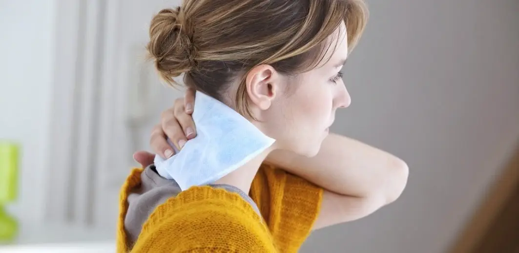 appliquer une serviette chaude et humide pour soulager un torticolis rapidement